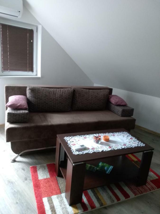 Apartman Nina Licko Petrovo Selo ภายนอก รูปภาพ