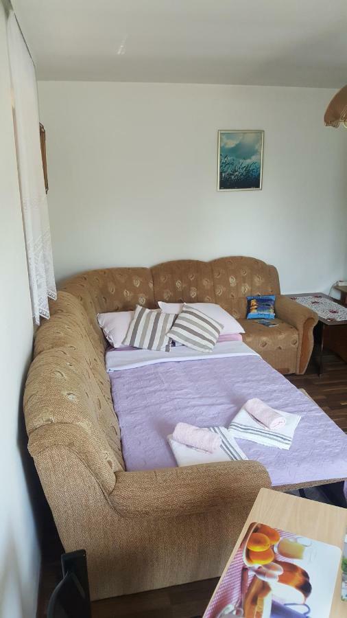 Apartman Nina Licko Petrovo Selo ภายนอก รูปภาพ
