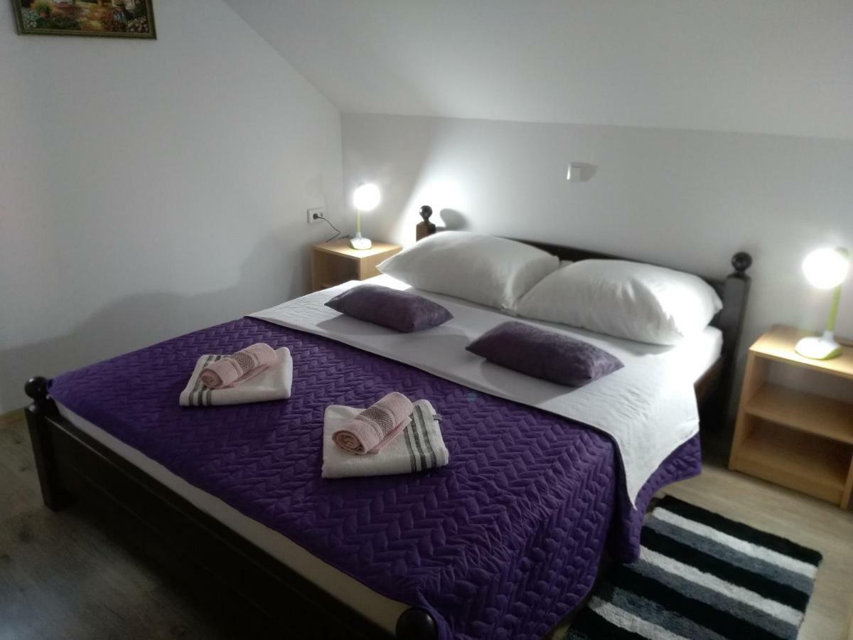 Apartman Nina Licko Petrovo Selo ภายนอก รูปภาพ